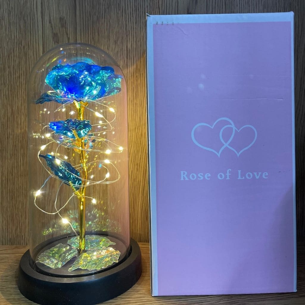 Rosa eterna con luz en cúpula de cristal